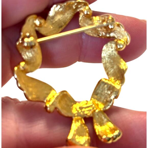 Vintage Monet Christmas brooch gold with green red white rhinestones wreath pin - Picture 4 of 7